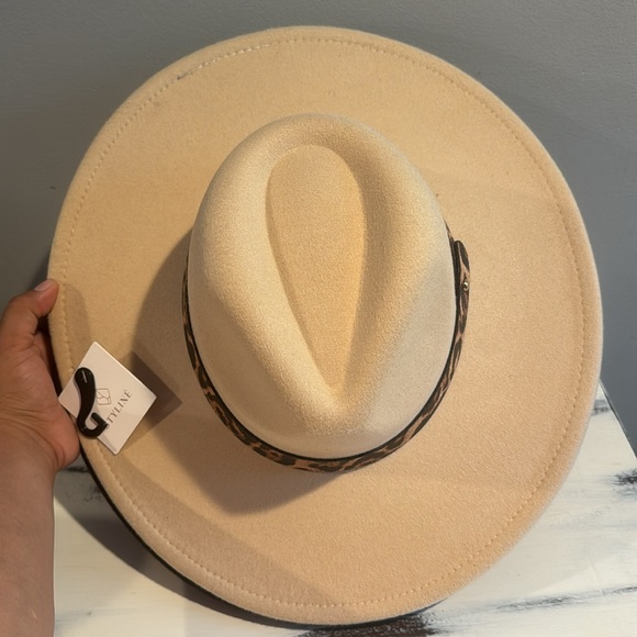 Felt hat with cheetah inspired belt - Picture 6 of 7